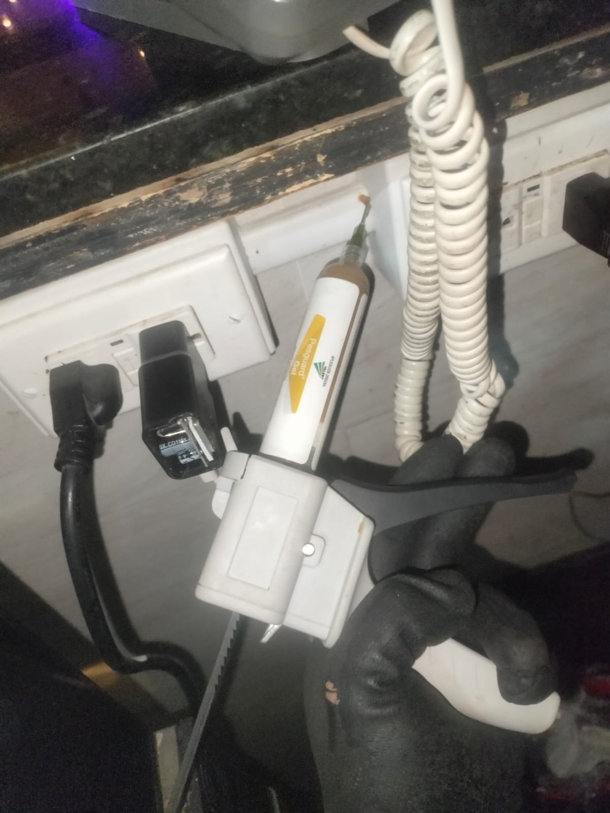 Aplicación de gel para control de plagas